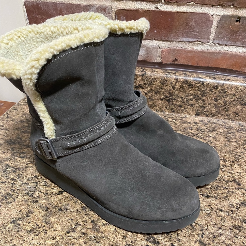 Gray suede white mountain boots, size 10. Beautiful barely worn.